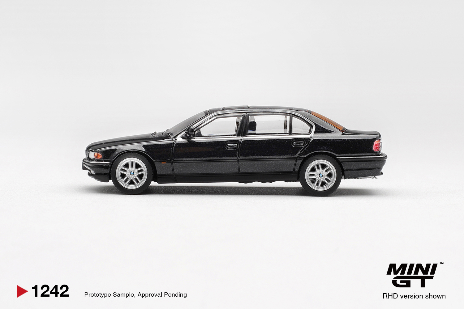 MGT1242 MiniGT BMW 750IL (E38) BLACK SAPPHIRE 1999
